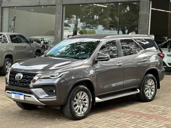 TOYOTA HILUX SW4 2.8 D-4D TURBO DIESEL SRX 7L 4X4 AUTOMÁTICO